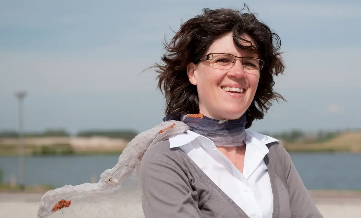 ontspannen portretfoto van vrouw met wapperende sjaal
