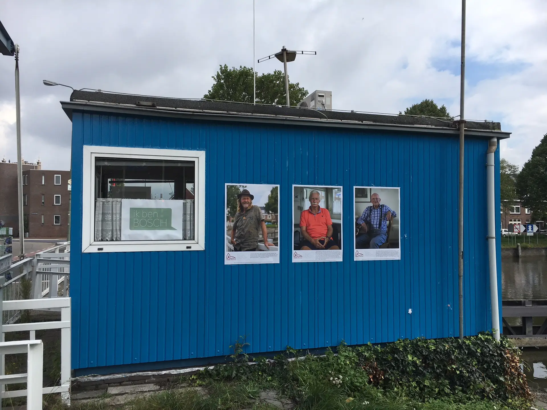 brugwachtershuisje met posters van mijn foto's