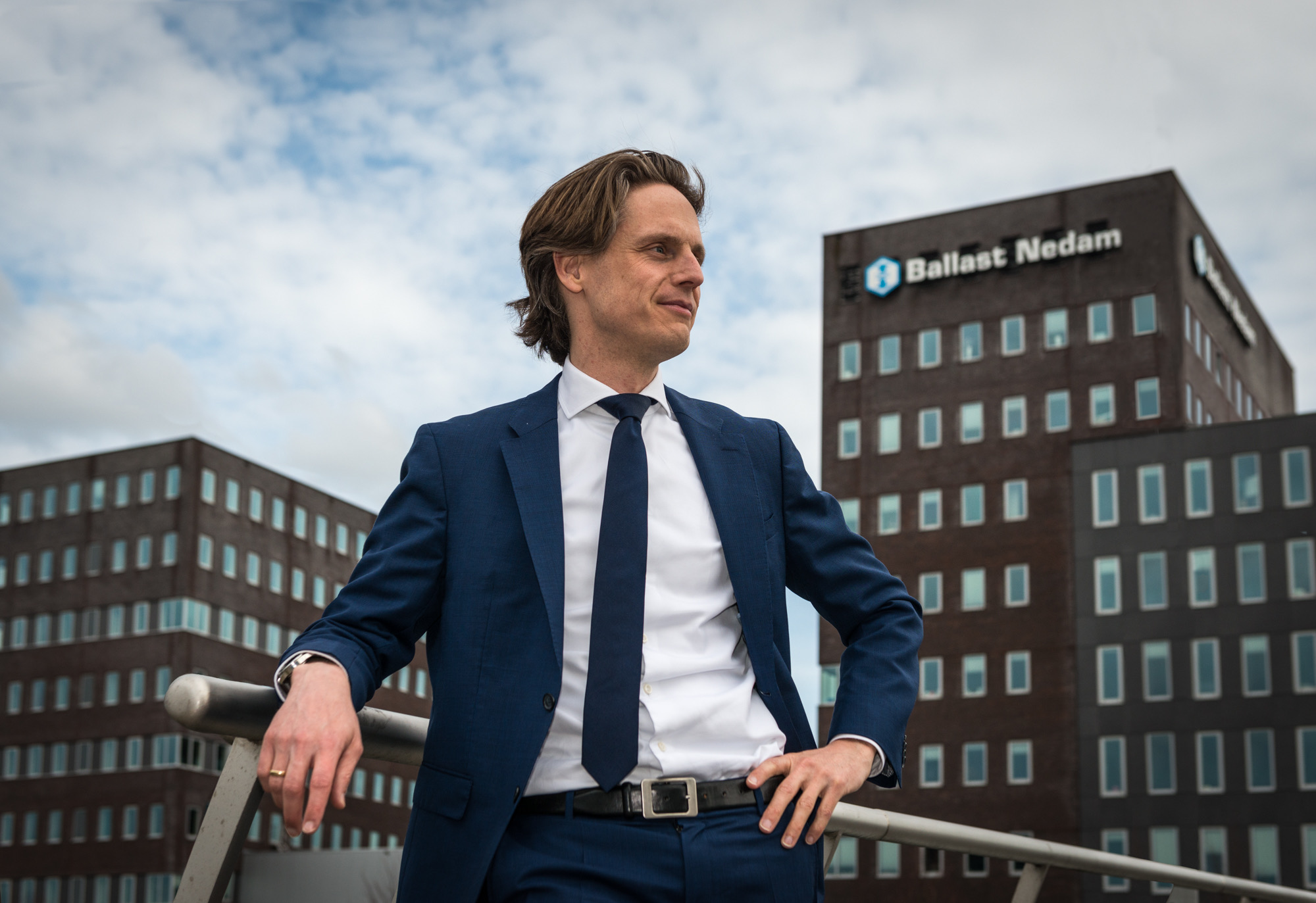 portret van man voor de gebouwen van Ballast Nedam