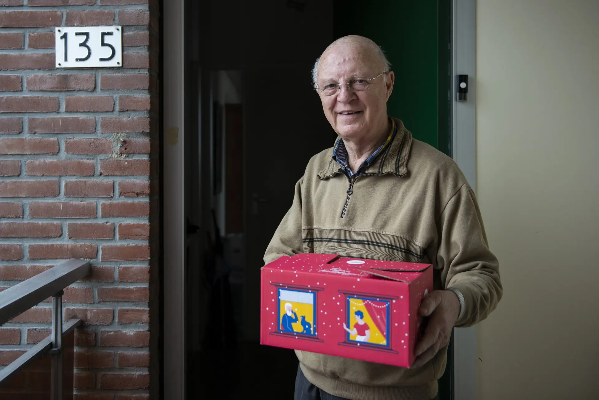 meneer Vaartjes ontvangt de kerstbox