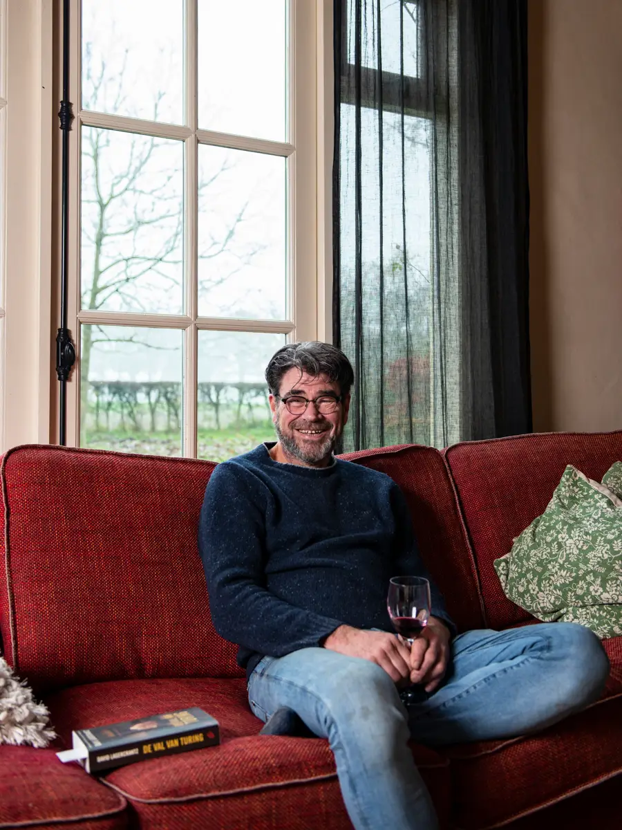 portretfoto Ron op de bank persoonlijk verhaal