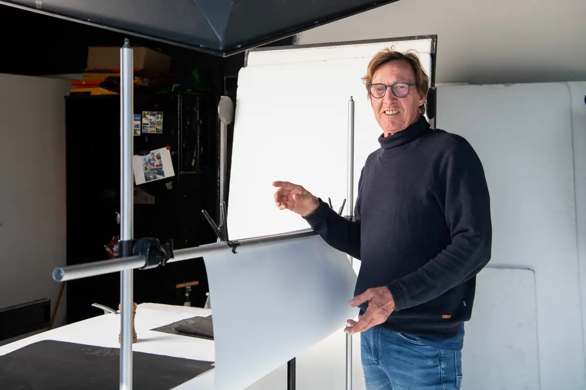 portret van fotograaf in zijn studio
